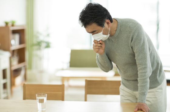 咳で苦しそうな男性
